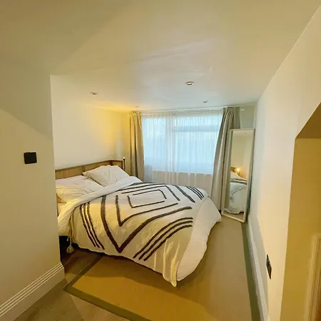 Apartment Tubeside Stylish 2-bed Flat