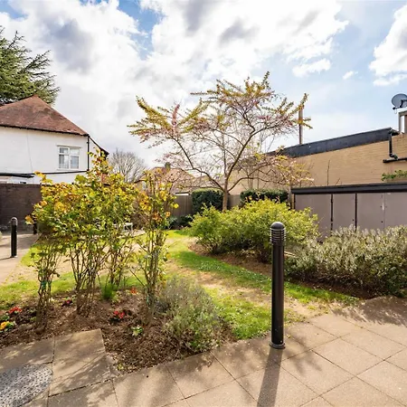 Ground Floor Flat On Bath Road! Apartment