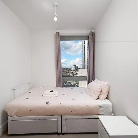 Modern Serviced 3-bedroom Flat In East Apartment London