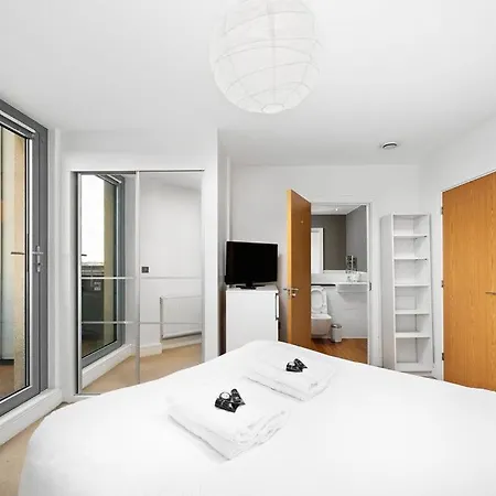 Apartment Modern Serviced 3-bedroom Flat In East *