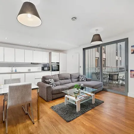 Modern Serviced 3-bedroom Flat In East Apartment *