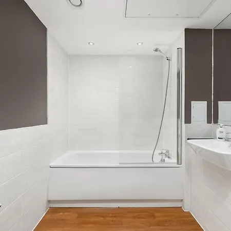 Apartment Modern Serviced 3-bedroom Flat In East London