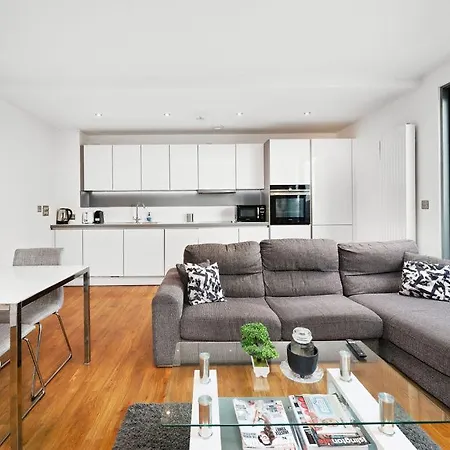 Modern Serviced 3-bedroom Flat In East Apartment London