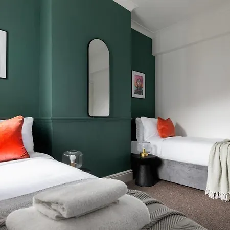 Perry Place - Forest Hill- 3 Bed House *
