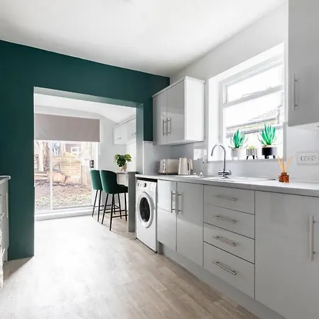 Perry Place - Forest Hill- 3 Bed House *