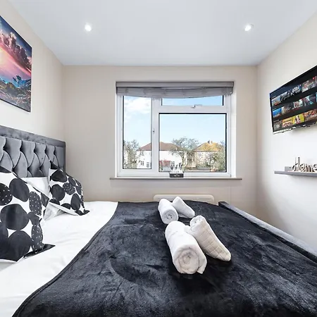 Charming Serviced Ensuite Modern Studio - Sleeps 2 - Near Wembley Stadium - Good Transport Link To Central London - Harrow Ha3
