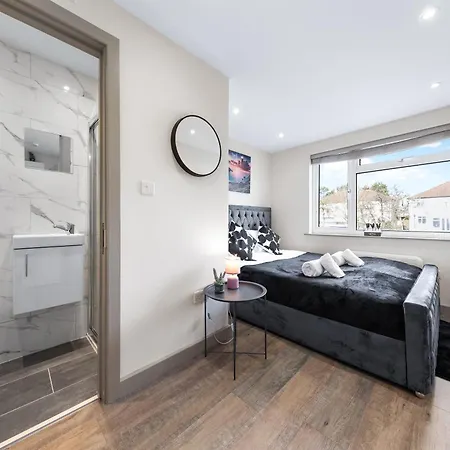 Charming Serviced Ensuite Modern Studio - Sleeps 2 - Near Wembley Stadium - Good Transport Link To Central London - Harrow Ha3 * Hatch End