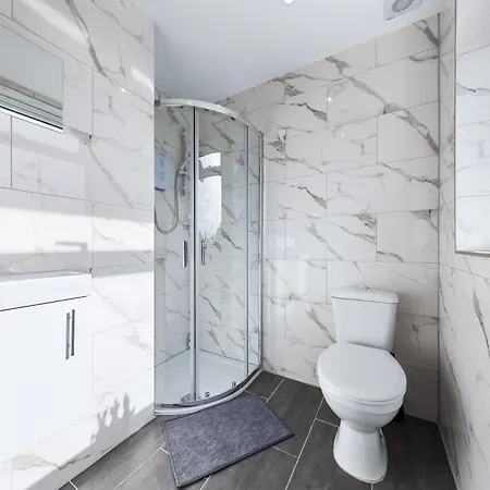 Serviced Ensuite Modern Studio - Sleeps 2 - Near Wembley Stadium - Good Transport Link To London - Harrow Ha3 *