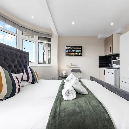 Serviced Ensuite Modern Studio - Sleeps 2 - Near Wembley Stadium - Good Transport Link To London - Harrow Ha3 Гостевой дом *
