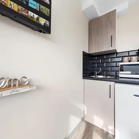 Serviced Ensuite Modern Studio - Sleeps 2 - Near Wembley Stadium - Good Transport Link To London - Harrow Ha3