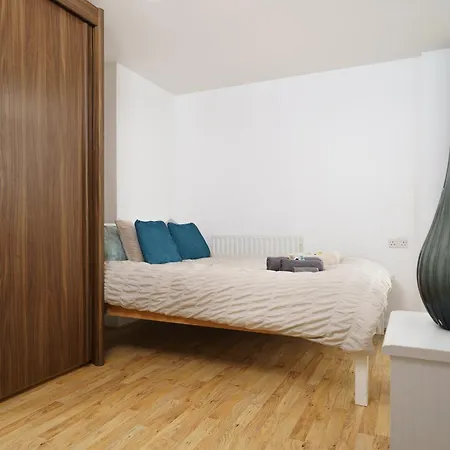 Beautiful 1 Bed With Living *