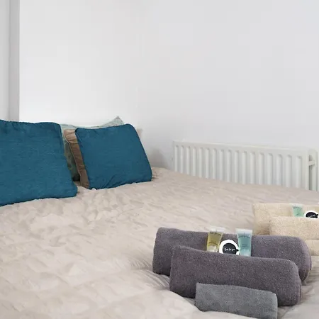 Beautiful 1 Bed With Living Apartment *