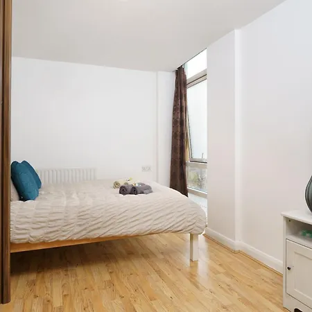 Beautiful 1 Bed With Living *