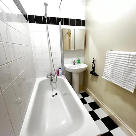 Family 2 Bedroom Flat In Fulham Apartment London