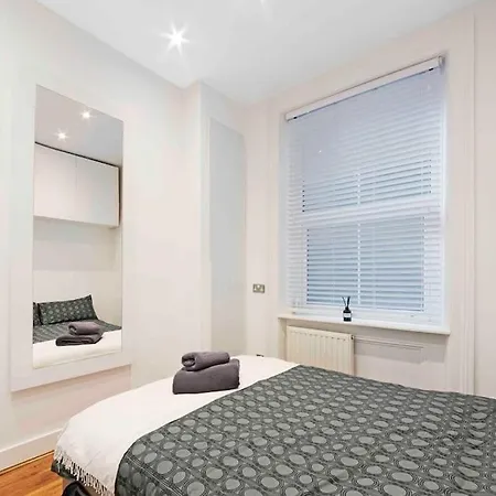 Huge 1 Bed -sleeps 4 De Lux Soho Fitzrovia Apartment