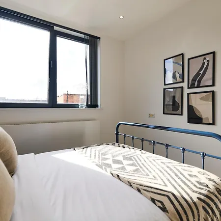 The Harlesden Place - Modern 3bdr Flat With Balcony * London