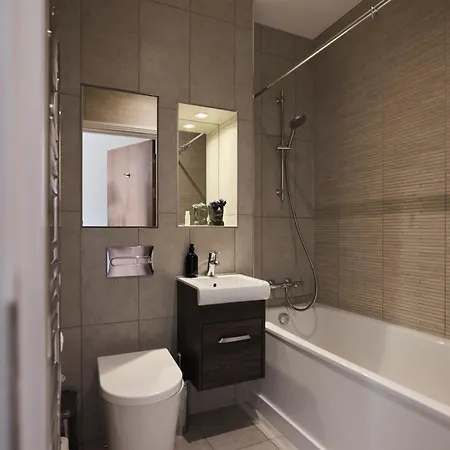 The Harlesden Place - Modern 3bdr Flat With Balcony London