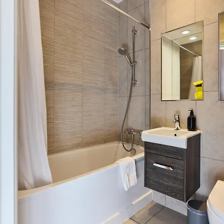 The Harlesden Place - Modern 3bdr Flat With Balcony London