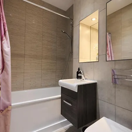 The Harlesden Place - Modern 3bdr Flat With Balcony London