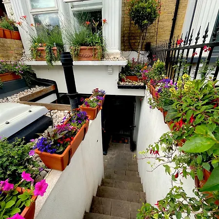 Apartment 1 Bedroom Flat With Whirlpool Bath London
