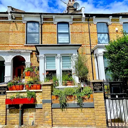 Apartment 1 Bedroom Flat With Whirlpool Bath London