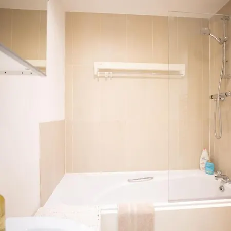 Lovely 2 Bedroom Overlooking River Thames Apartment *