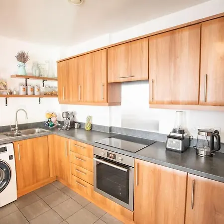 Lovely 2 Bedroom Overlooking River Thames Apartment *