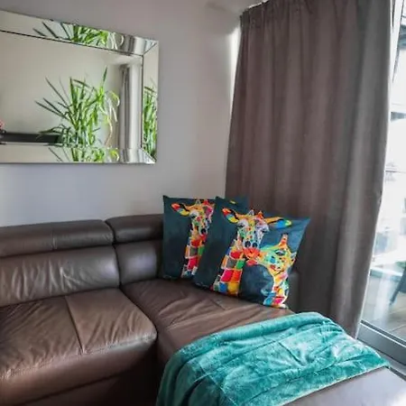 Lovely 2 Bedroom Overlooking River Thames Apartment London