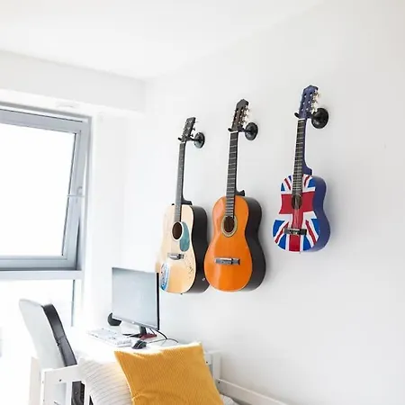 Lovely 2 Bedroom Overlooking River Thames Apartment