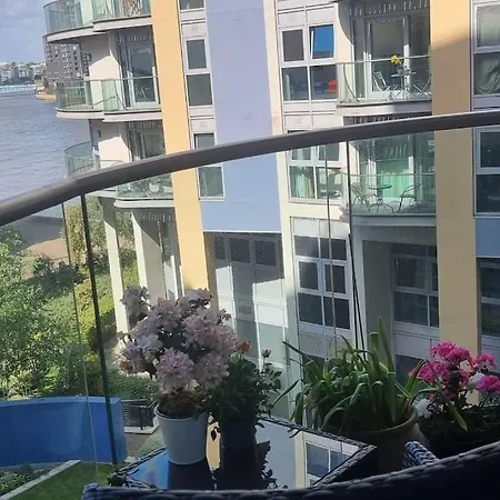 Apartment Lovely 2 Bedroom Overlooking River Thames