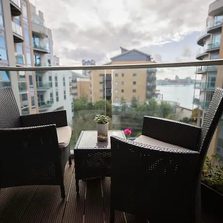 Lovely 2 Bedroom Overlooking River Thames Apartment London