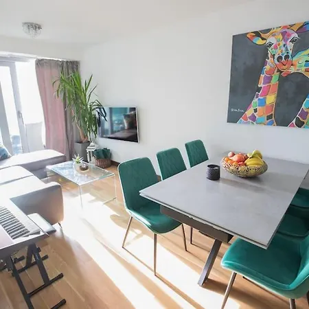 Lovely 2 Bedroom Overlooking River Thames *
