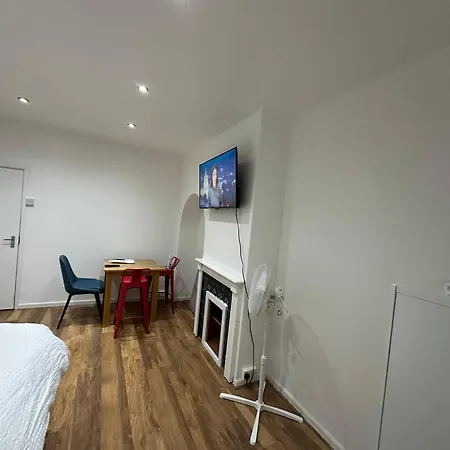 4th Flat With Private Own Bathroom A Luxury Family Setup And Furnished With Double Bed A Double Futon-sofa Bed A Single Futon Bed A Baby Cot And Garden And Free Parking
