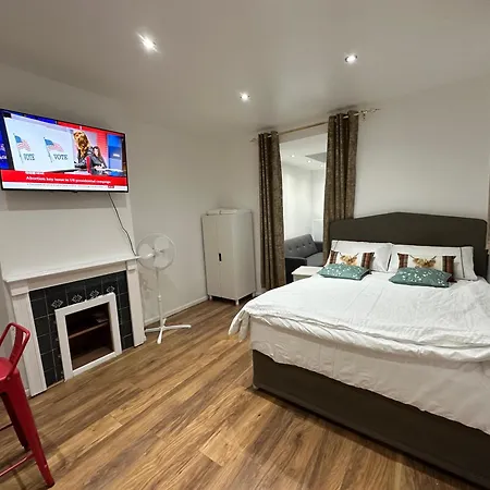4th Flat With Private Own Bathroom A Luxury Family Setup And Furnished With Double Bed A Double Futon-sofa Bed A Single Futon Bed A Baby Cot And Garden And Free Parking *