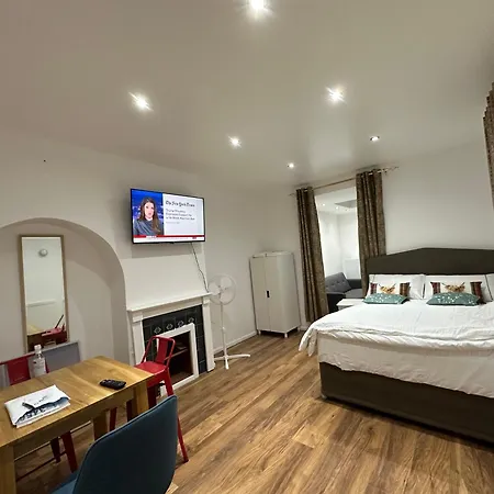 4th Flat With Private Own Bathroom A Luxury Family Setup And Furnished With Double Bed A Double Futon-sofa Bed A Single Futon Bed A Baby Cot And Garden And Free Parking * London