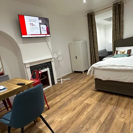 4th Flat With Private Own Bathroom A Luxury Family Setup And Furnished With Double Bed A Double Futon-sofa Bed A Single Futon Bed A Baby Cot And Garden And Free Parking Apartment