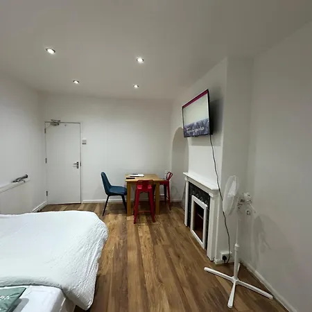 Apartment 4th Flat With Private Own Bathroom A Luxury Family Setup And Furnished With Double Bed A Double Futon-sofa Bed A Single Futon Bed A Baby Cot And Garden And Free Parking *