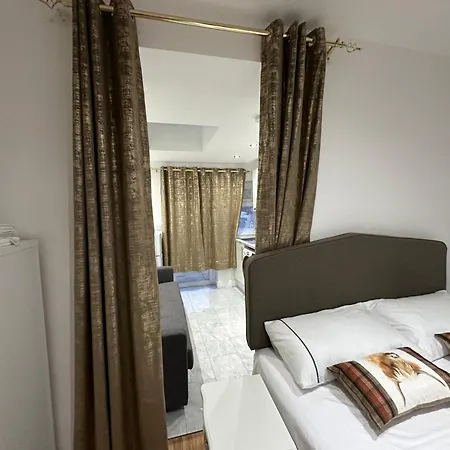 4th Flat With Private Own Bathroom A Luxury Family Setup And Furnished With Double Bed A Double Futon-sofa Bed A Single Futon Bed A Baby Cot And Garden And Free Parking Apartment *