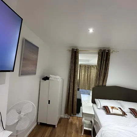 4th Flat With Private Own Bathroom A Luxury Family Setup And Furnished With Double Bed A Double Futon-sofa Bed A Single Futon Bed A Baby Cot And Garden And Free Parking