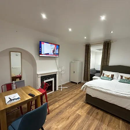 4th Flat With Private Own Bathroom A Luxury Family Setup And Furnished With Double Bed A Double Futon-sofa Bed A Single Futon Bed A Baby Cot And Garden And Free Parking London