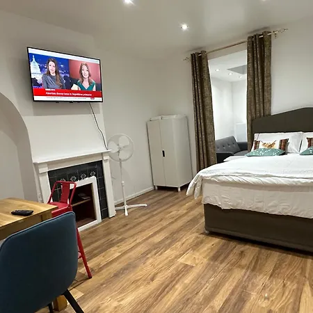 Apartment 4th Flat With Private Own Bathroom A Luxury Family Setup And Furnished With Double Bed A Double Futon-sofa Bed A Single Futon Bed A Baby Cot And Garden And Free Parking *