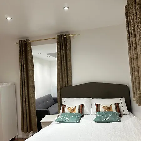 4th Flat With Private Own Bathroom A Luxury Family Setup And Furnished With Double Bed A Double Futon-sofa Bed A Single Futon Bed A Baby Cot And Garden And Free Parking * London