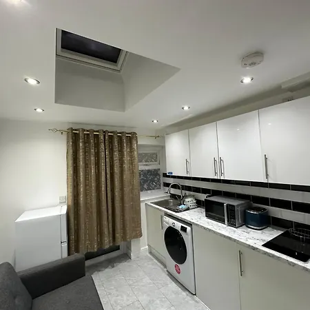 Apartment 4th Flat With Private Own Bathroom A Luxury Family Setup And Furnished With Double Bed A Double Futon-sofa Bed A Single Futon Bed A Baby Cot And Garden And Free Parking *