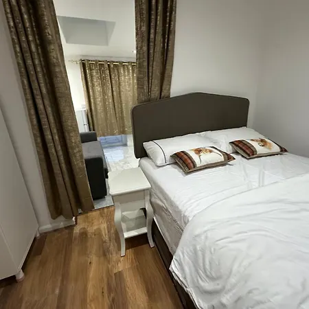 4th Flat With Private Own Bathroom A Luxury Family Setup And Furnished With Double Bed A Double Futon-sofa Bed A Single Futon Bed A Baby Cot And Garden And Free Parking *