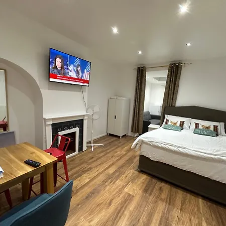 4th Flat With Private Own Bathroom A Luxury Family Setup And Furnished With Double Bed A Double Futon-sofa Bed A Single Futon Bed A Baby Cot And Garden And Free Parking * London