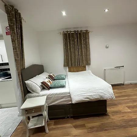 4th Flat With Private Own Bathroom A Luxury Family Setup And Furnished With Double Bed A Double Futon-sofa Bed A Single Futon Bed A Baby Cot And Garden And Free Parking Apartment London