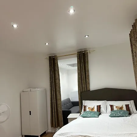 Apartment 4th Flat With Private Own Bathroom A Luxury Family Setup And Furnished With Double Bed A Double Futon-sofa Bed A Single Futon Bed A Baby Cot And Garden And Free Parking *