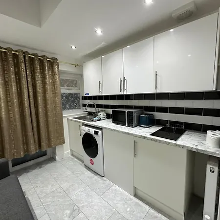 4th Flat With Private Own Bathroom A Luxury Family Setup And Furnished With Double Bed A Double Futon-sofa Bed A Single Futon Bed A Baby Cot And Garden And Free Parking *
