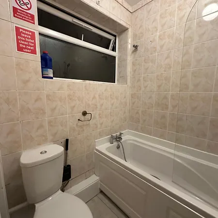4th Flat With Private Own Bathroom A Luxury Family Setup And Furnished With Double Bed A Double Futon-sofa Bed A Single Futon Bed A Baby Cot And Garden And Free Parking