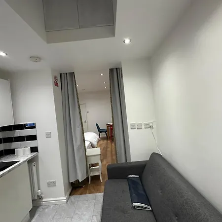 4th Flat With Private Own Bathroom A Luxury Family Setup And Furnished With Double Bed A Double Futon-sofa Bed A Single Futon Bed A Baby Cot And Garden And Free Parking Apartment *